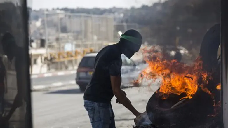 Arab rioter with Hamas headband in Shuafat