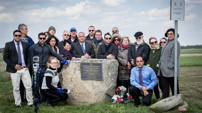 Hilik Bar (C) with memorial plaque
