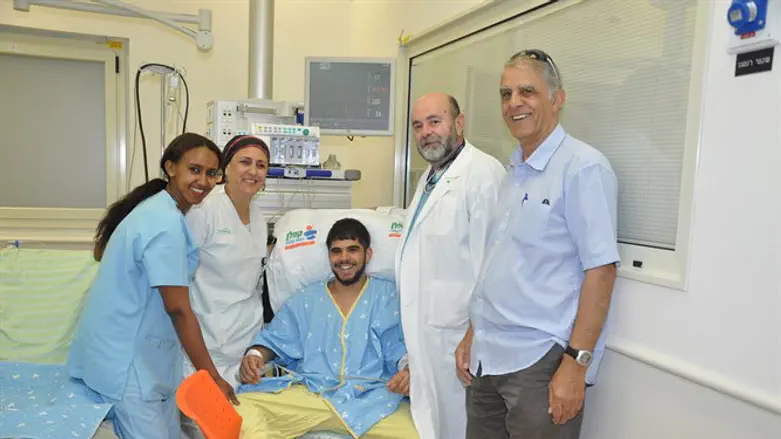 שביט ניסן עם הצוות