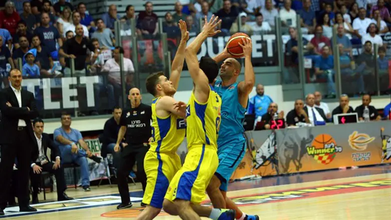 אלישי כדיר מול שחקני מכבי ת"א