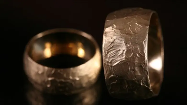 Gold ring (illustration)