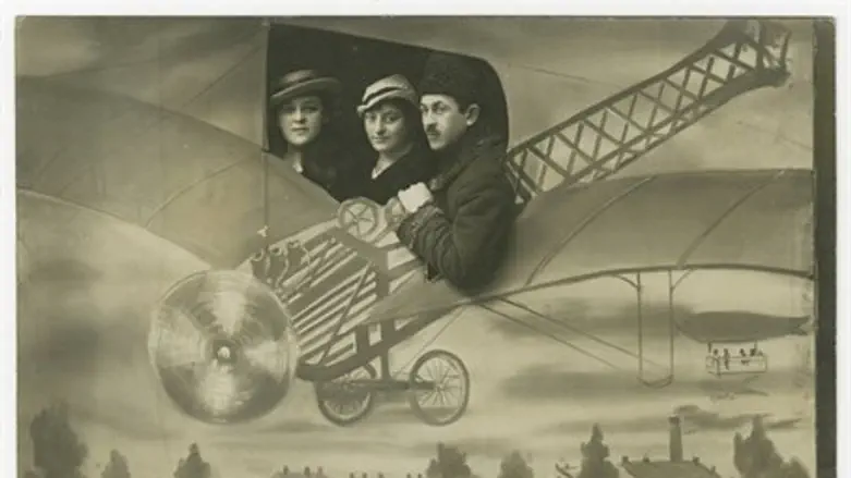 Anushka Warshawski, (C), smuggled her photos out of Kovno ghetto shortly before its liquid
