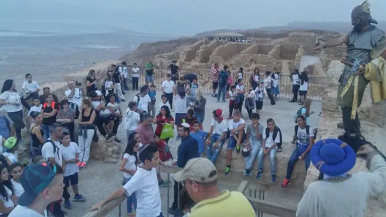 בני הנוער, במצדה