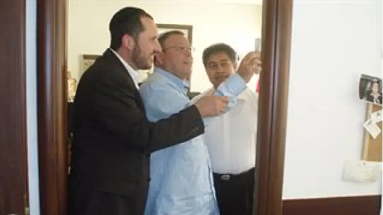 קביעת המזוזה במשרדו של בר דוד