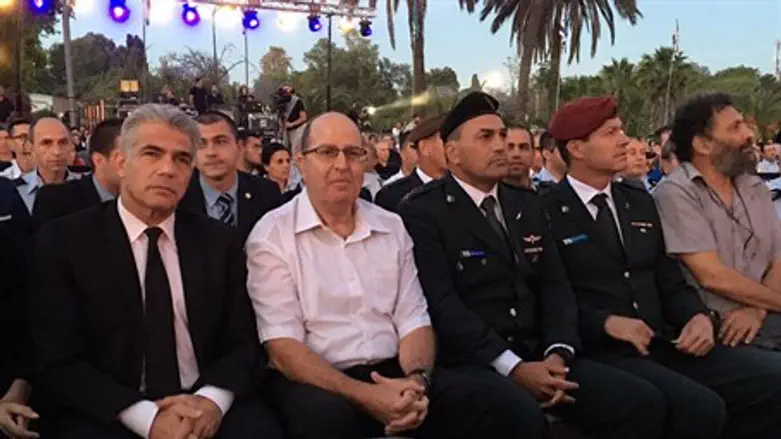 Моше Яалон и Яир Лапид на митинге