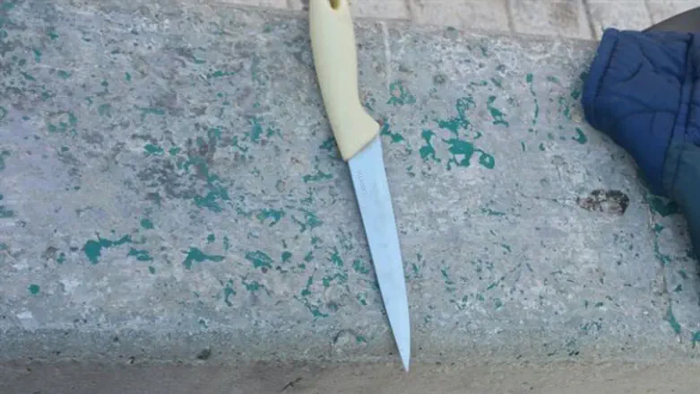 הסכין שאותרה על גופו של המחבל