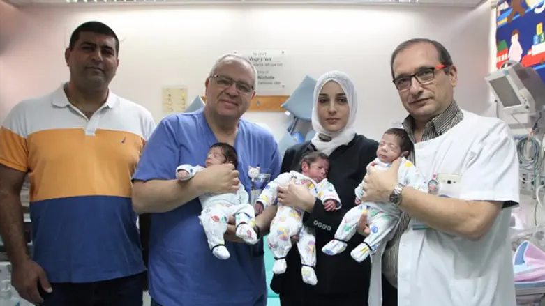 השלישיה, ההורים והצוות הרפואי