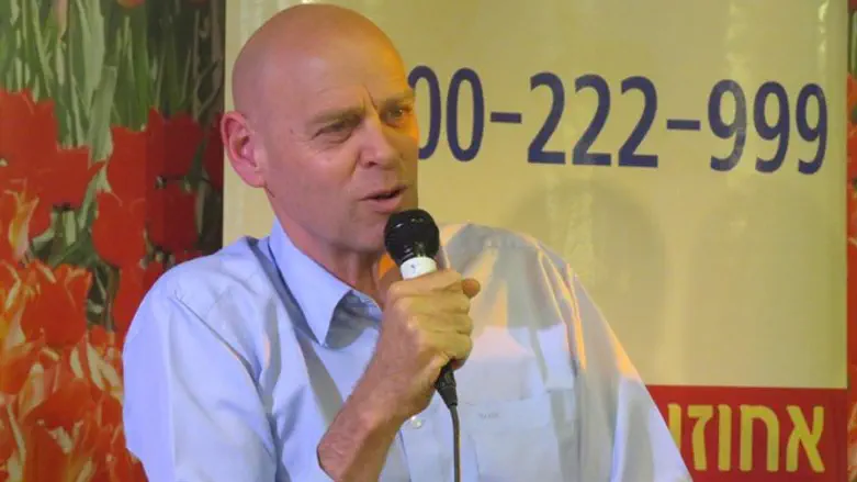 לא נכנס כרגע לפוליטיקה. נעם תיבון