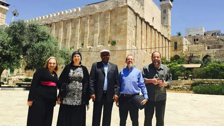 נגוסה בסמוך למערת המכפלה