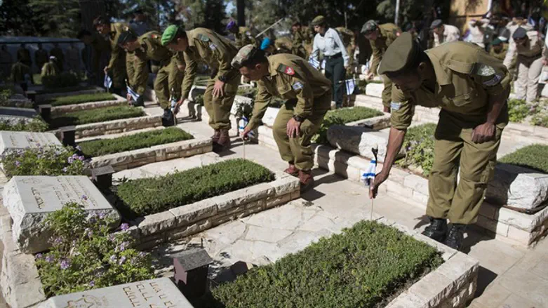 דגלון על כל קבר