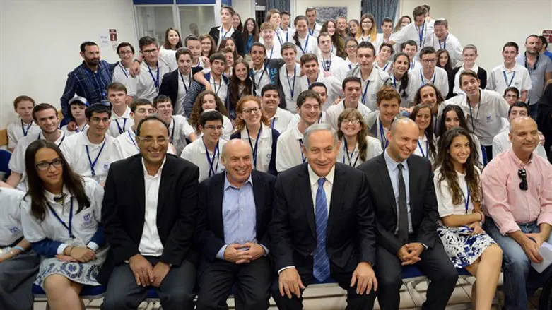 נתניהו עם מתמודדי חידון התנ"ך תשע"ו