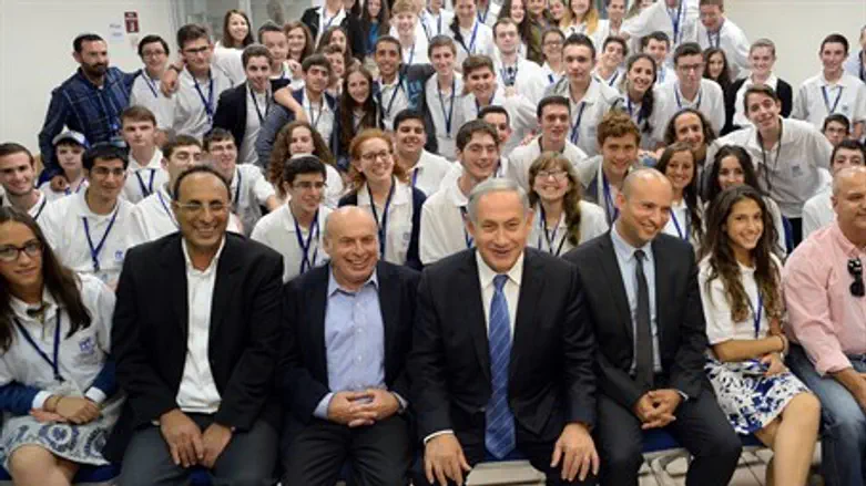 נתניהו עם מתמודדי חידון התנ"ך תשע"ו