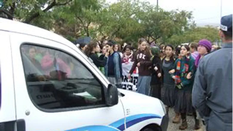 בנות חוסמות את הפקחים ברבבה