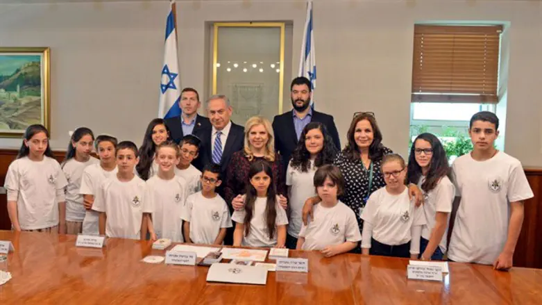 היתומים יחד עם ראש הממשלה ורעייתו