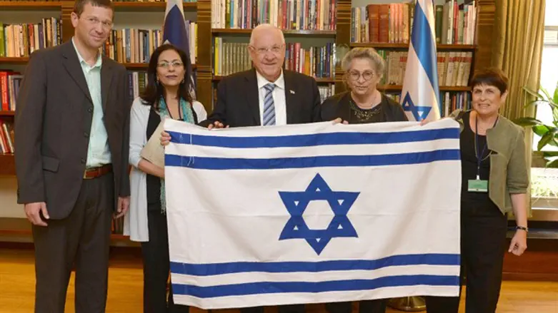 הנשיא ורעייתו עם הדגל ההיסטורי