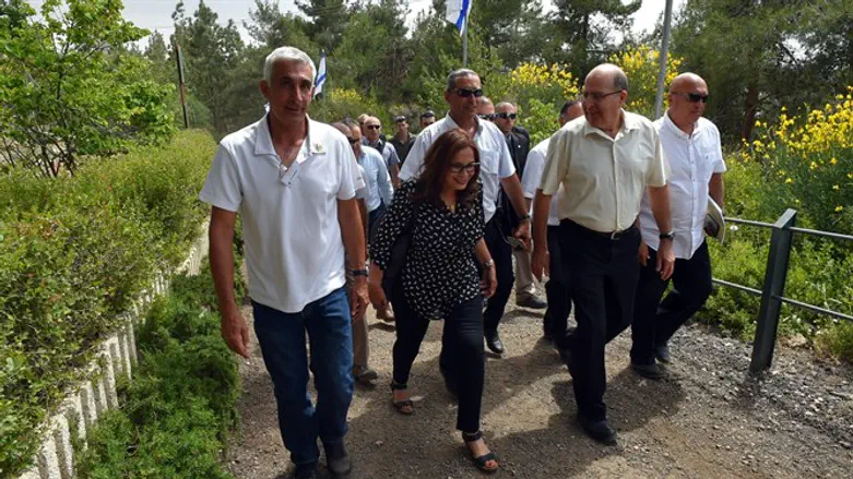 בשביל המחבר