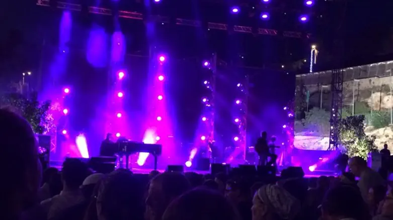 שרים בבריכת הסולטן