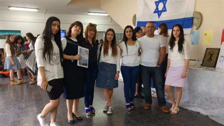 תלמידות האולפנה עם משפחות הנופלים