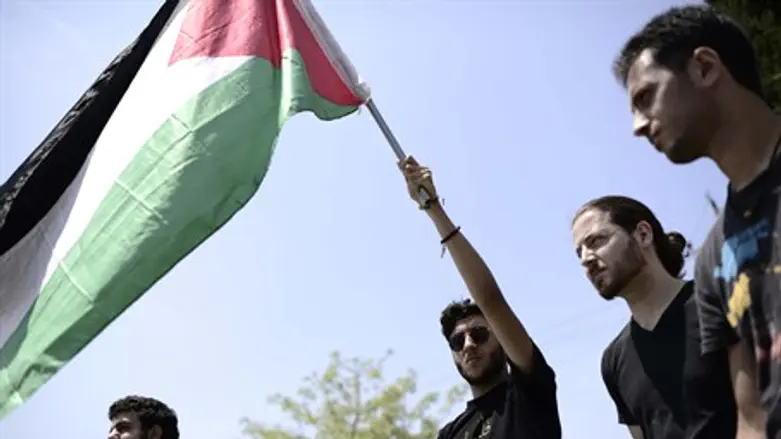Arab and leftist students wave PLO flag at TAU