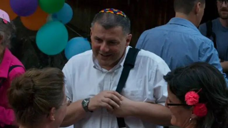 Rabbi Rene Pfertzel (center) fears a "Brexit"