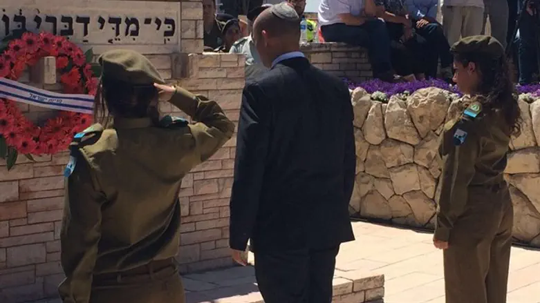 בנט בבית העלמין בראשון לציון