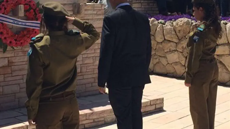 בנט בבית העלמין בראשון לציון