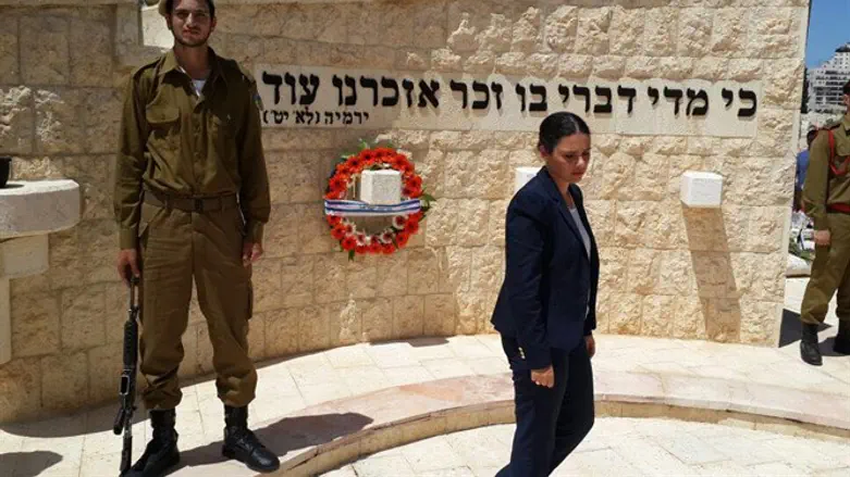 השרה שקד בטקס