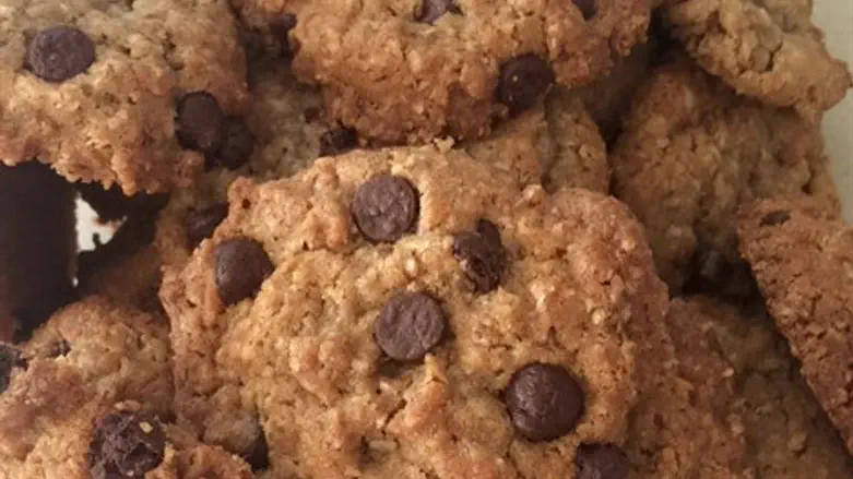 Chocolate chip granola cookies