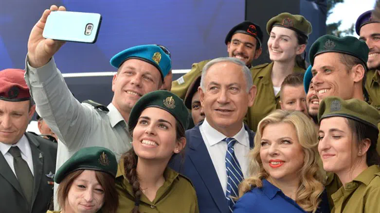 נתניהו עם חיילים מצטיינים. ארכיון