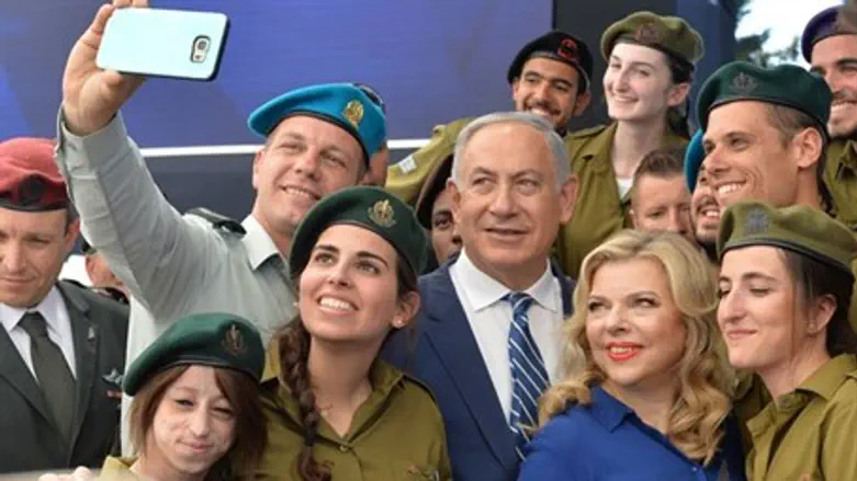 Binyamin and Sarah Netanyahu indulge in selfies with soldiers