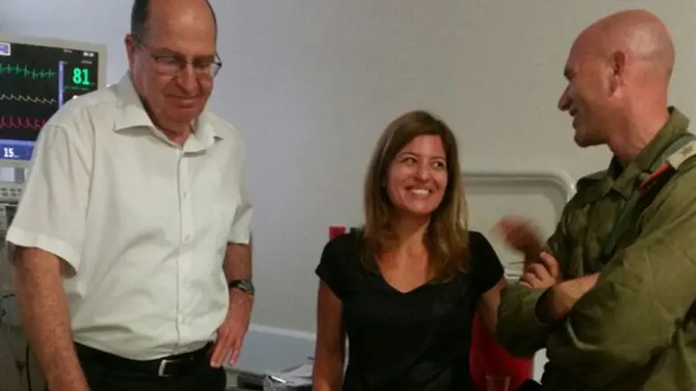 יעלון בבית החולים עם אם הקצין ומפקדו