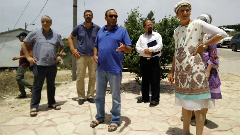 ח"כ מועלם (מימין) מסיירת בעמונה