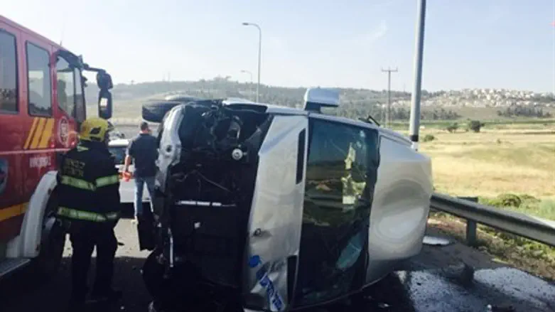 Микроавтобус, перекинувшийся на шоссе №436