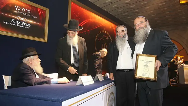 הרב בורשטיין מקבל את הפרס