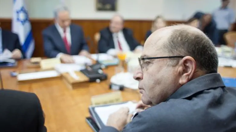 Moshe Ya'alon at Cabinet meeting