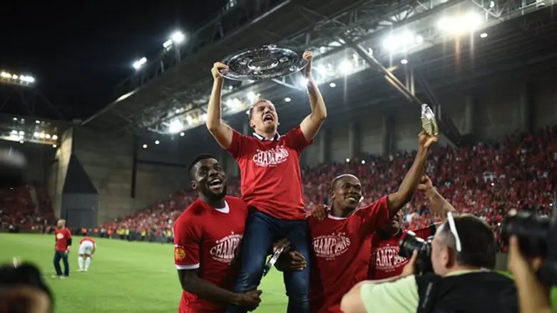 בכר חוגג את האליפות. יעפיל לליגת האלופות?