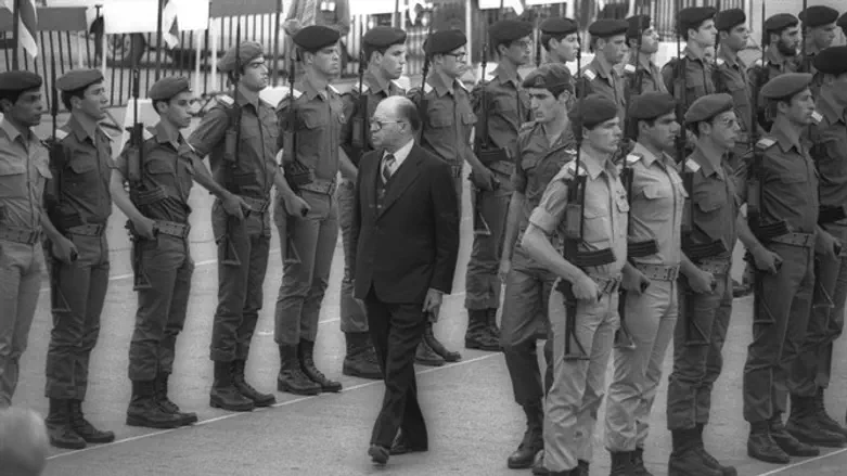 מושא הגעגועים המזויפים של השמאל. מנחם בגין סוקר משמר כבוד