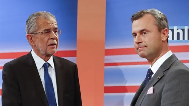 Alexander Van der Bellen (L) has beaten Norbet Hofer (R)