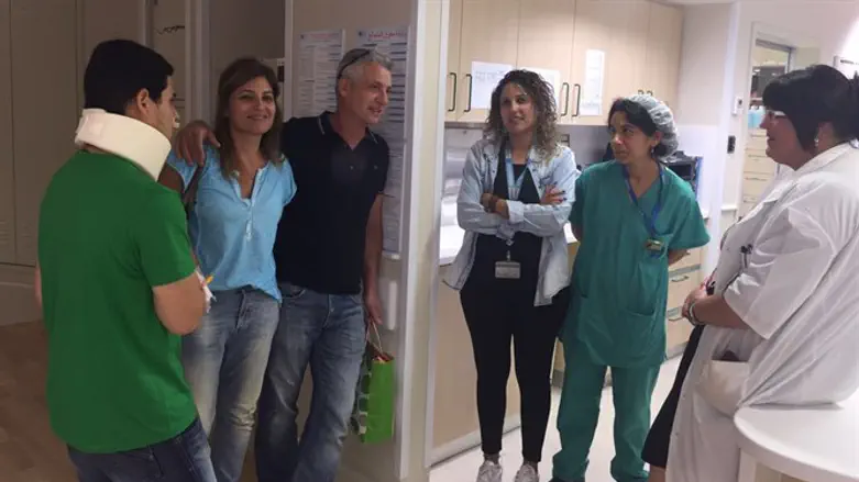 שחר (משמאל) והוריו מודים לצוות הרפואי