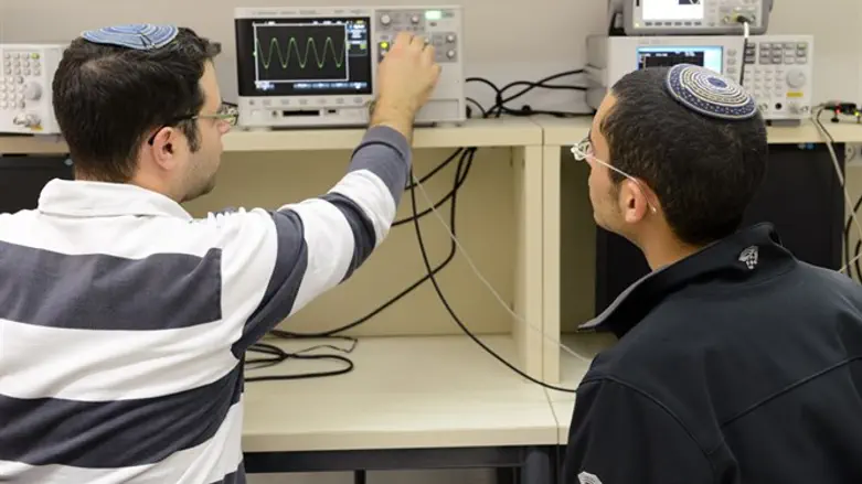 המעבדה במרכז האקדמי לב
