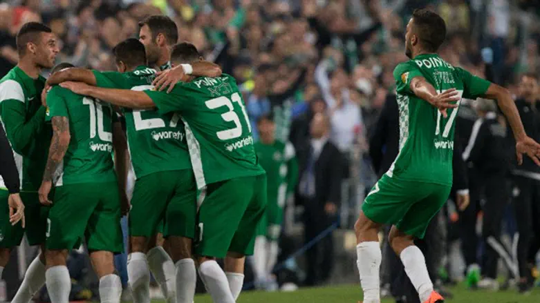 שחקני חיפה חוגגים את הניצחון