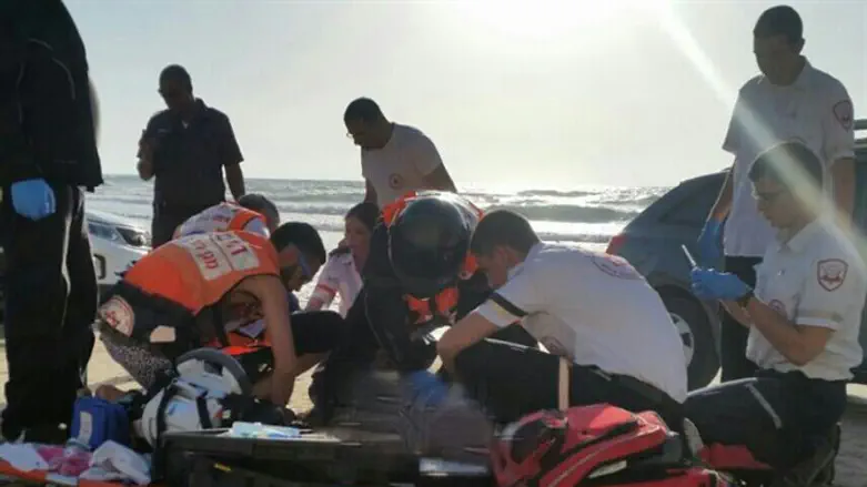 כוחות מד"א מבצעים החייאה, בחוף סירונית