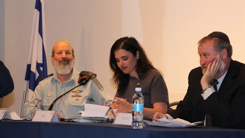 שרת המשפטים שקד חותמת על התקנות