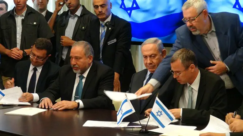 "אנחנו מהיום שותפים חדשים-ישנים". נתניהו וליברמן בחתימת ההסכם אתמול (ד')