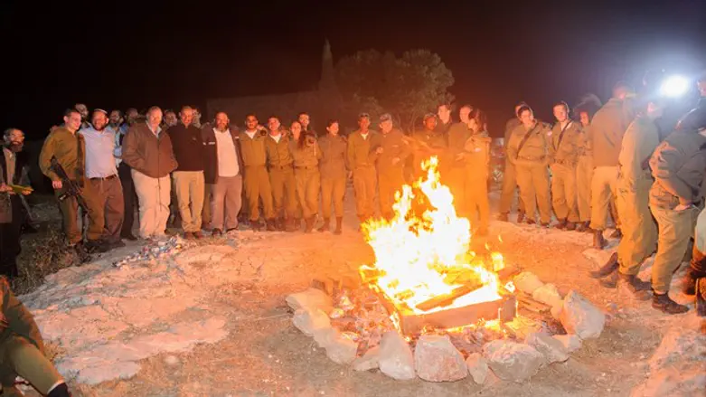 המדורה עם חיילי החטיבה במצפה שלושת המלאכים
