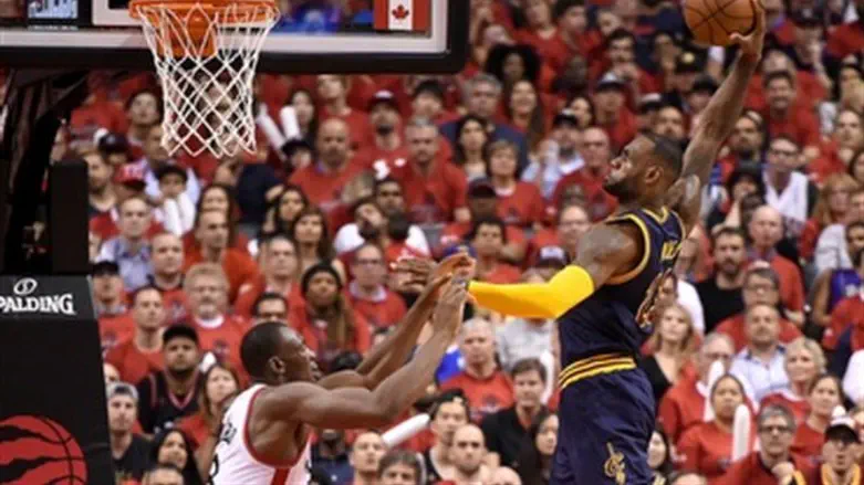 לברון. דרס את טורונטו בדרך למשחק הגמר