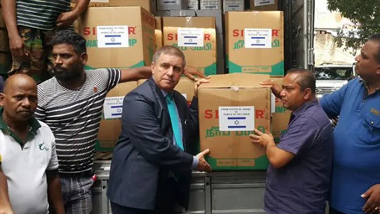 Ambassador Carmon presenting the shipment to the Sri Lankan authorities