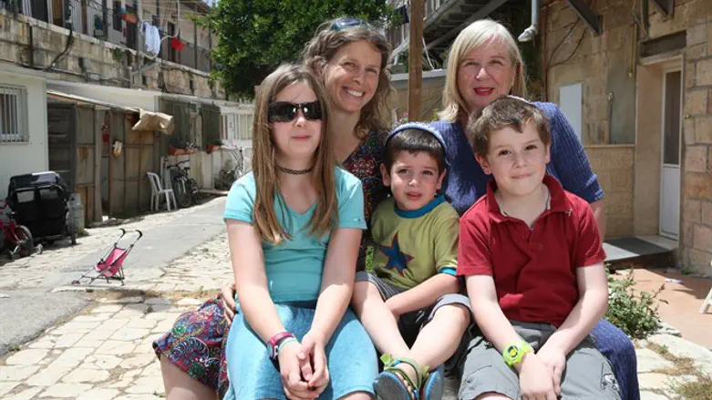 "הרגשתי שהלב שלי מושך לירושלים וחשוב לי להביא אליה אנשים". תמר הירדני ואמה רחל גבירץ