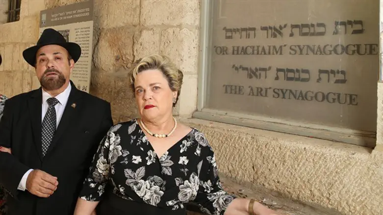 גם כיום החיים בתוך החומות כרוכים במסירות יומיומית. משה ויינגרטן