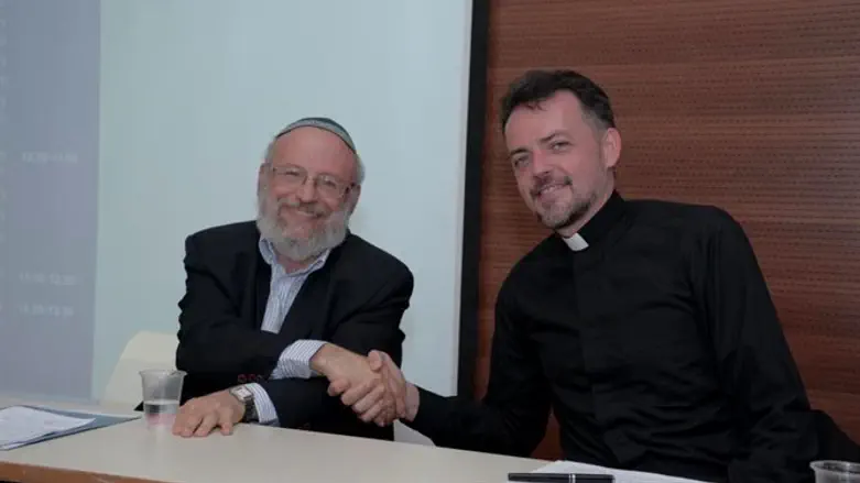 הרב בניהו ברונר והאב פראנצ'סקו וולטאגיו בכנס דתות ותרבויות